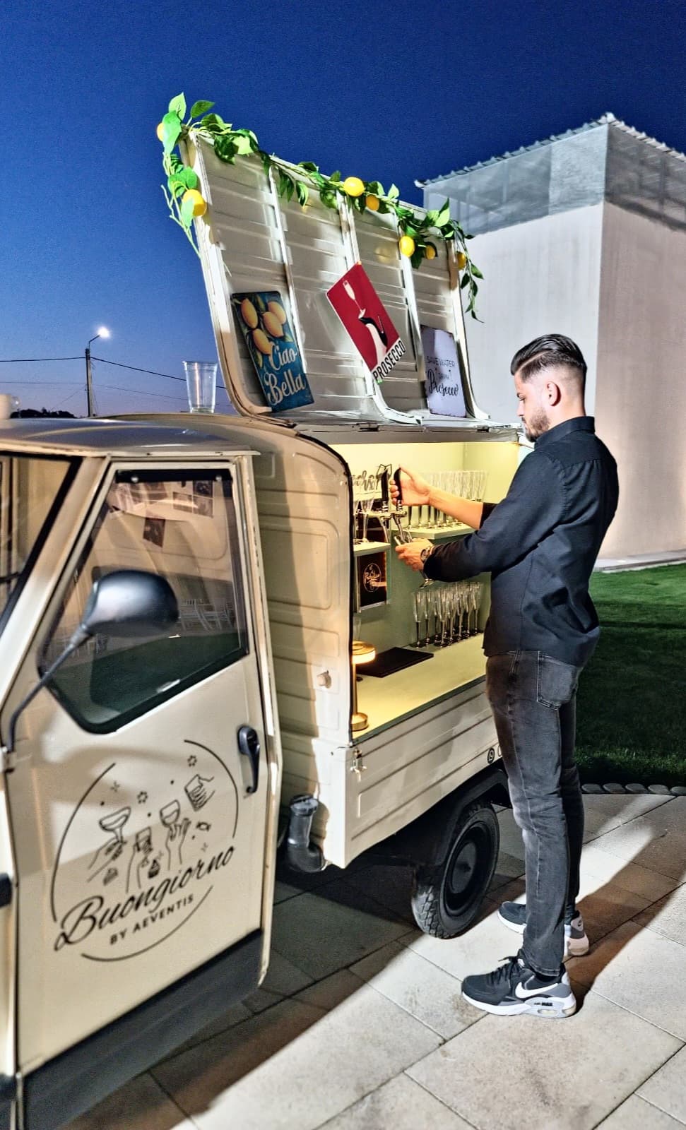 AEventis - Piaggio Van echipat special cerințelor : ProseccoVan, Gentleman's Corner, CandyBar, Lemonade Bar. 