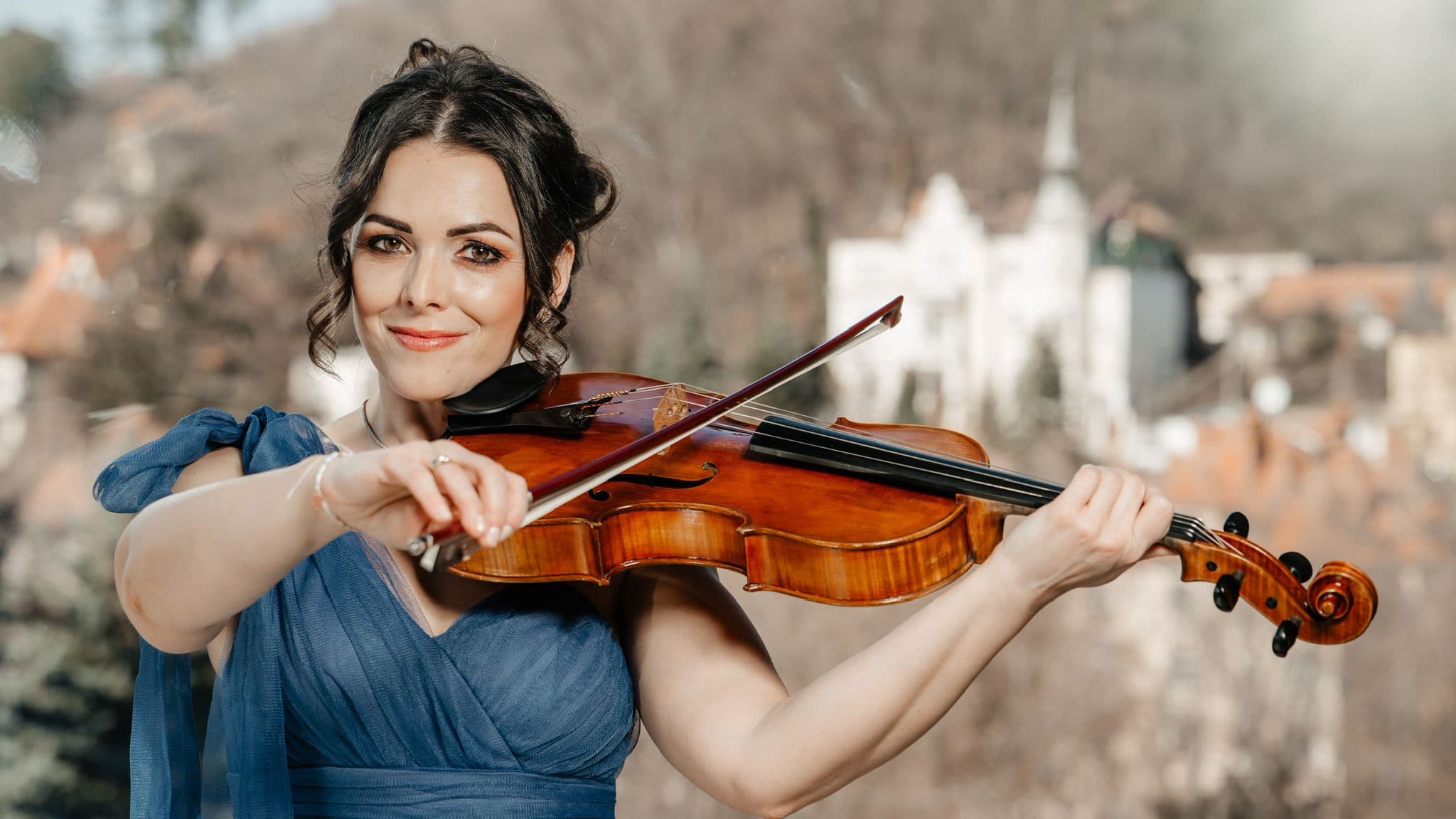 Lady Viola - muzica live Live music care transformă evenimentele  în experiențe memorabile.