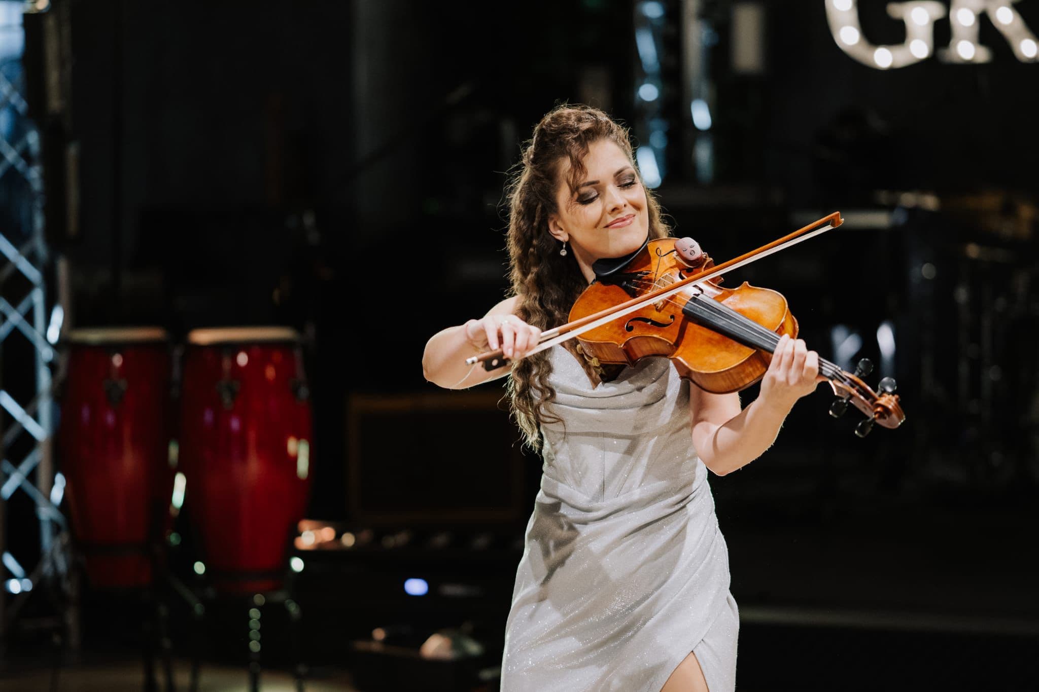 Lady Viola - muzica live Live music care transformă evenimentele  în experiențe memorabile. - Imagine 6