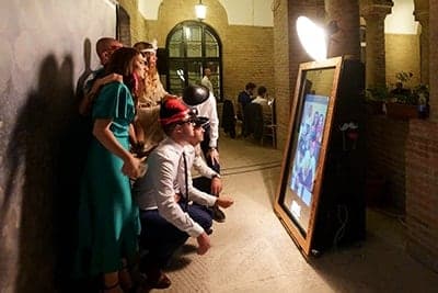 OMG! Cabina Foto - Închirieri cabine foto și video booth în București - Imagine 3