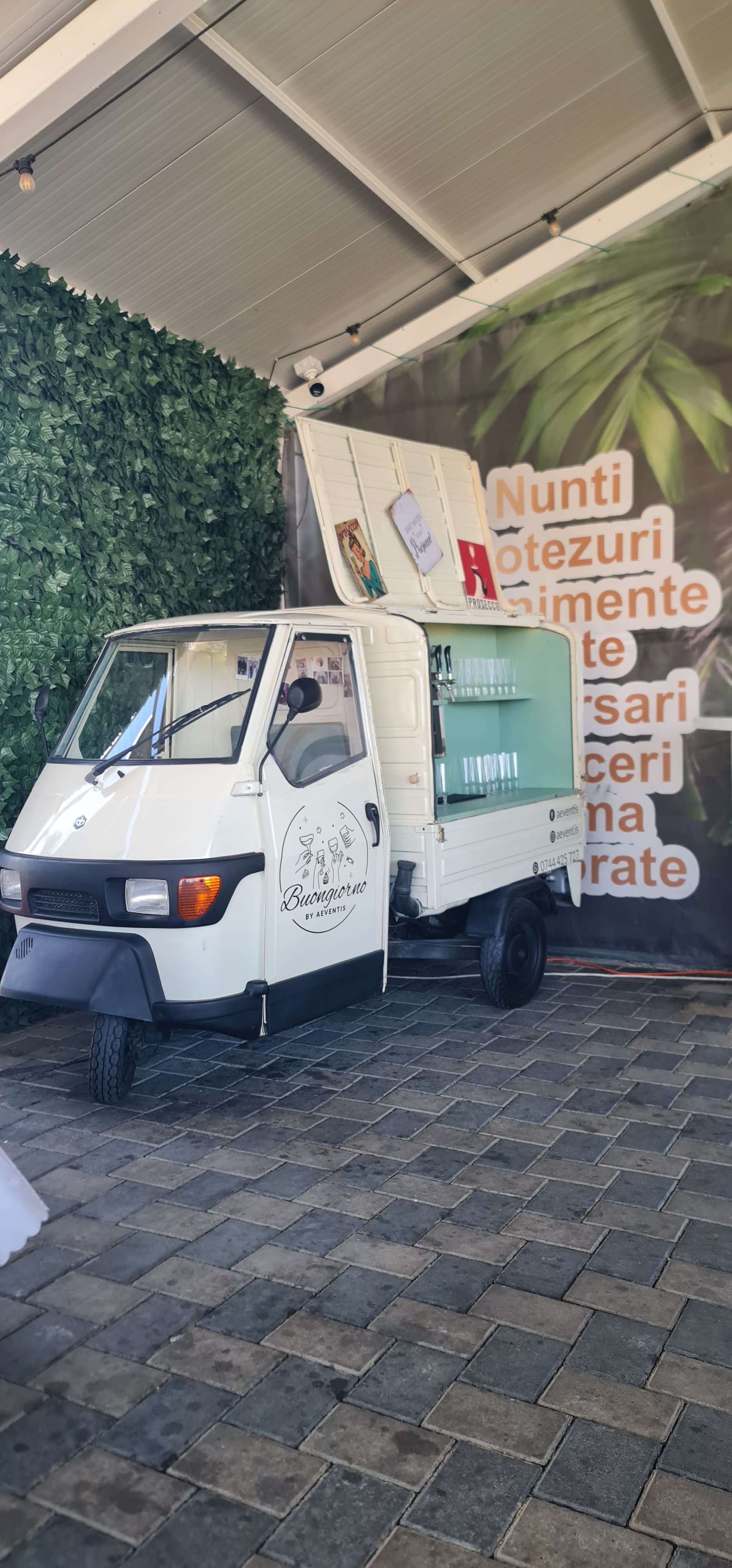 AEventis - Piaggio Van echipat special cerințelor : ProseccoVan, Gentleman's Corner, CandyBar, Lemonade Bar. - Imagine 4