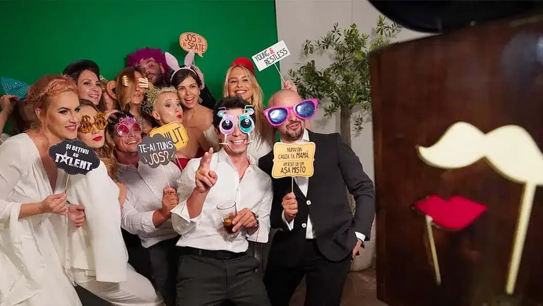 OMG! Cabina Foto - Închirieri cabine foto și video booth în București